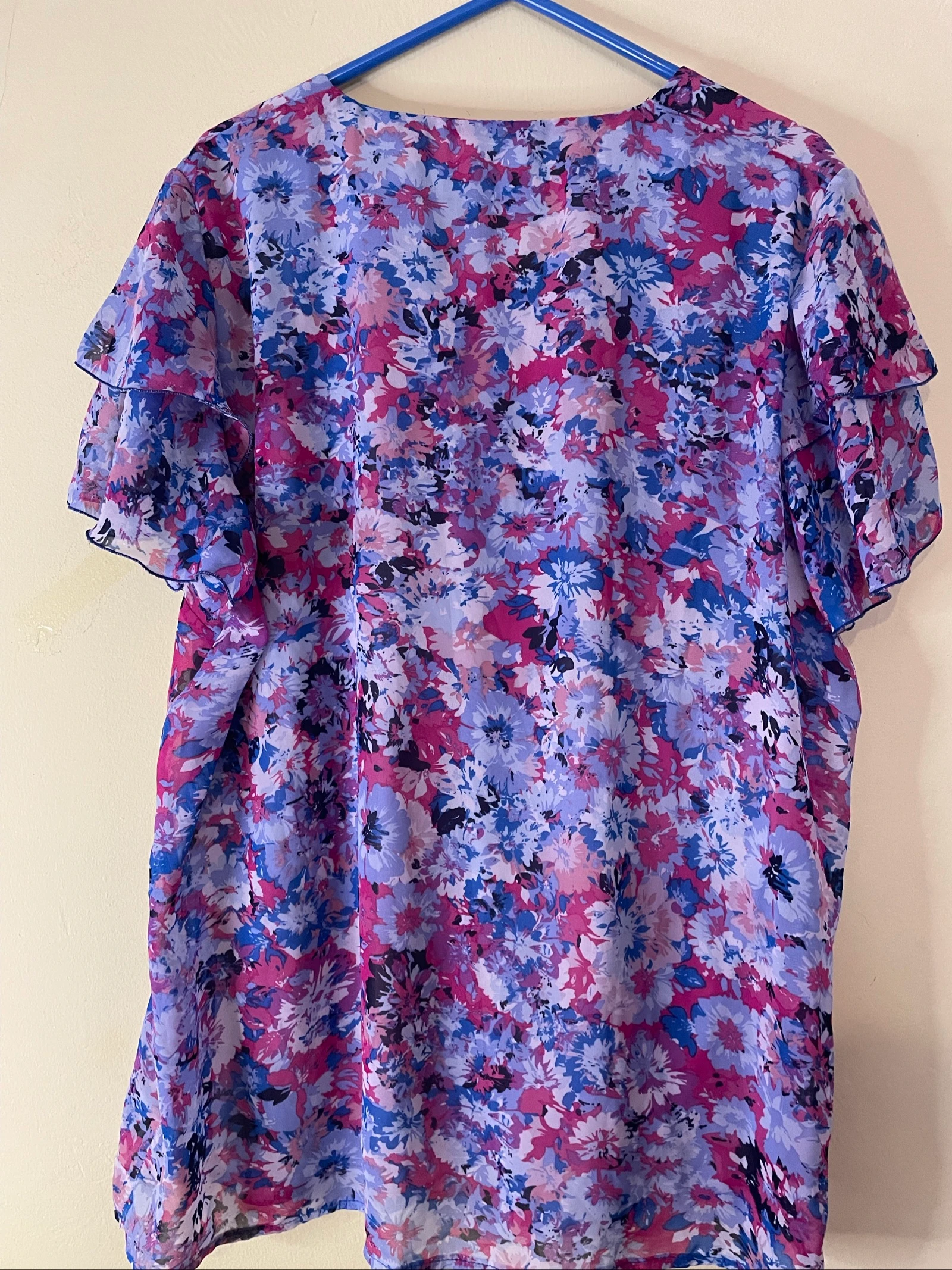 Blusa Feminina XXXL Floral Rosa e Azul com Mangas de Folhos e Flor Decorativa  – photo 3